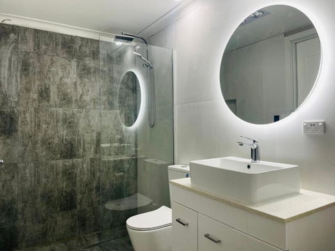 House At Train Station Thomastown - Accommodation Rockhampton 1