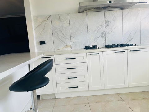 House At Train Station Thomastown - Accommodation Rockhampton 3