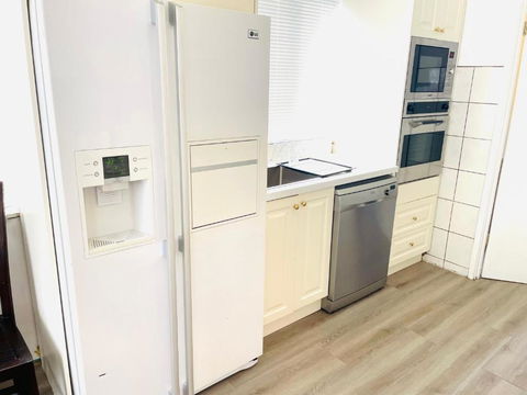 House In Thomastown - Accommodation Rockhampton 2