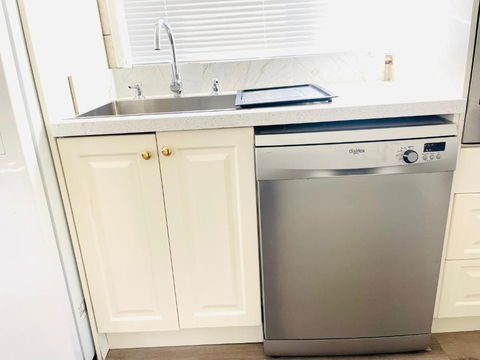 House In Thomastown - Accommodation Rockhampton 3