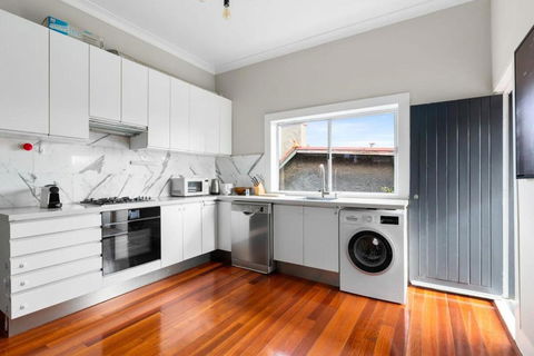 Huge Harbour View Apartment In Historic Home - Accommodation Rockhampton 3