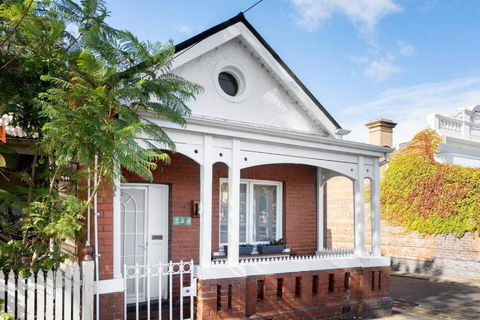 Iconic Lygon Street Home - Accommodation Rockhampton 2