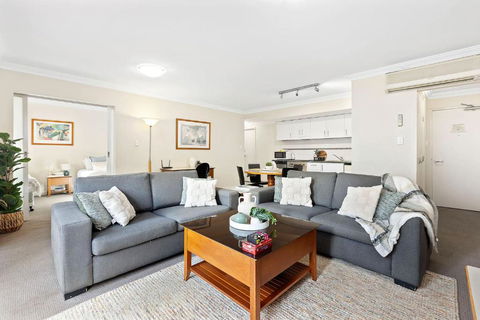 Impressive Apt W Pool Gym And Tennis - Accommodation Rockhampton 0