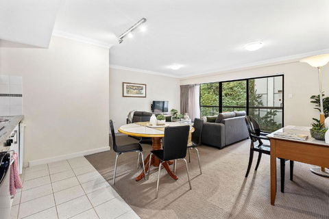 Impressive Apt W Pool Gym And Tennis - Accommodation Rockhampton 3