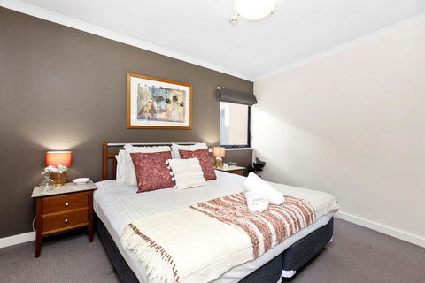 Impressive Apt W Pool Gym And Tennis - Accommodation Rockhampton 2