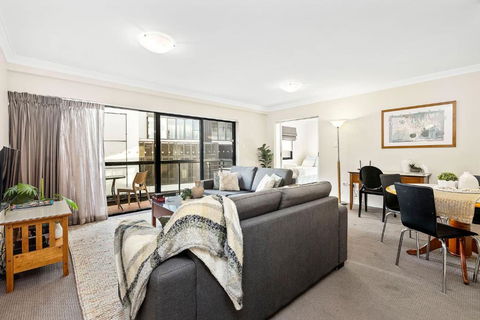 Impressive Apt W Pool Gym And Tennis - Accommodation Rockhampton 1