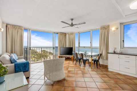 Impressive Waterfront At Chateau Beachside Resort - Accommodation Rockhampton 0