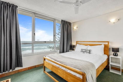 Impressive Waterfront At Chateau Beachside Resort - Accommodation Rockhampton 2