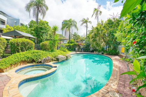 In The Tropics - Poolside Broadbeach Hideaway - Accommodation Rockhampton 0