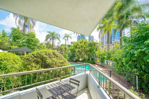 In The Tropics - Poolside Broadbeach Hideaway - Accommodation Rockhampton 2