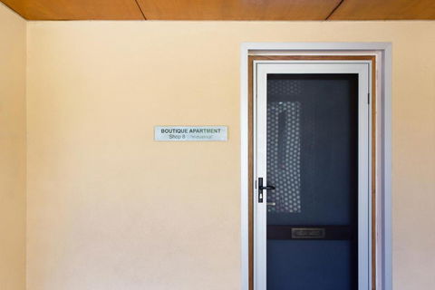 Industrial Central Apartment - Shop 8 - Accommodation Rockhampton 1