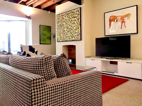 Inner City Executive Living - Accommodation Rockhampton 0