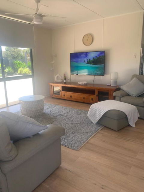 Investigator Beach Breeze Apartments U1 - Accommodation Rockhampton 0