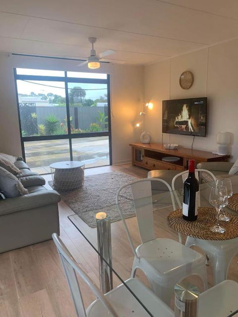 Investigator Beach Breeze Apartments U1 - Accommodation Rockhampton 3