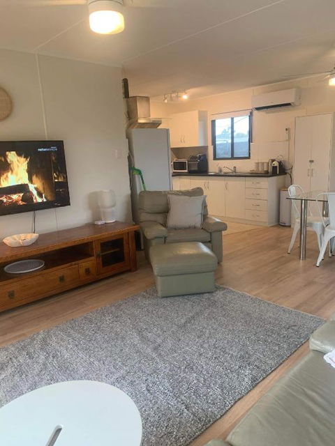 Investigator Beach Breeze Apartments U1 - Accommodation Rockhampton 1