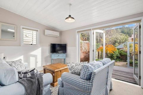 Irresistible Renovated 1840 Inner-city Cottage - Accommodation Rockhampton 2