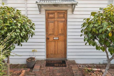 Irresistible Renovated 1840 Inner-city Cottage - Accommodation Rockhampton 1