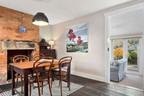 Irresistible Renovated 1840 Inner-city Cottage - Accommodation Rockhampton 3