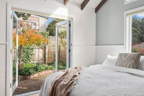Irresistible Renovated 1840 Inner-city Cottage - Accommodation Rockhampton 0