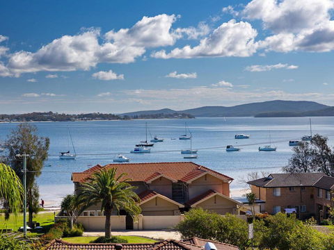 Aislinn' 3/273 Corrie Parade - Air Con, Water Views, BBQ - Accommodation Rockhampton 0