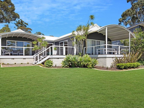 Akarana Beach House :: Jervis Bay Rentals - Accommodation Rockhampton 0