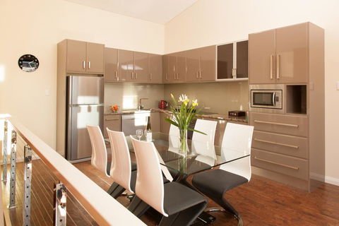 Albany Waves - Accommodation Rockhampton 0