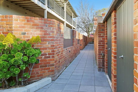 Albury Suites - Waterstreet - Accommodation Rockhampton 3