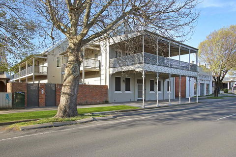 Albury Suites - Waterstreet - Accommodation Rockhampton 1