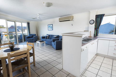 Alexander Beachfront Apartments - Accommodation Rockhampton 3