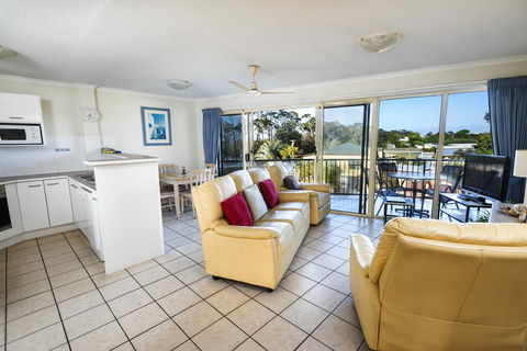 Alexander Beachfront Apartments - Accommodation Rockhampton 2