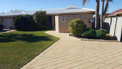 Alexander Drive B & B - Accommodation Rockhampton 2