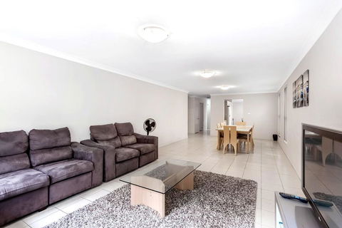Alida Place, 1 Lagoons Estate - Accommodation Rockhampton 3