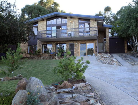 Alpine Apartment - Great Location With Views Of Lake Jindabyne - Accommodation Rockhampton 0