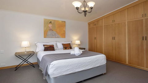Alpine House - Views Over Lake Jindabyne And The Snowy Mountains - Accommodation Rockhampton 3