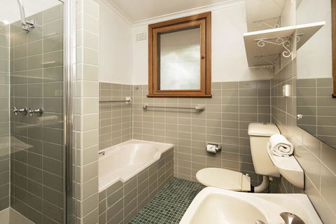 Alpine House - Views Over Lake Jindabyne And The Snowy Mountains - Accommodation Rockhampton 2