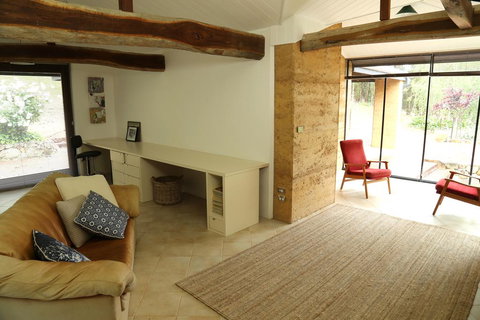 Anagama House & Studio - Accommodation Rockhampton 1