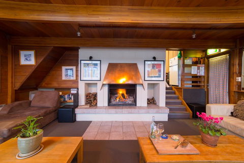 Aneeki Ski Lodge - Accommodation Rockhampton 0