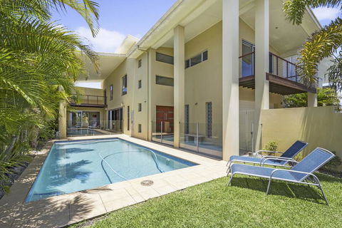 ANGOURIE HOUSE - SALT VILLAGE - Accommodation Rockhampton 0