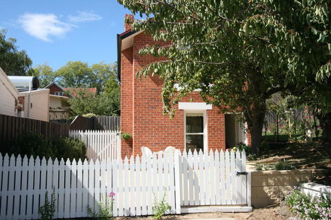 Annies Garden Cottage - Accommodation Rockhampton 0