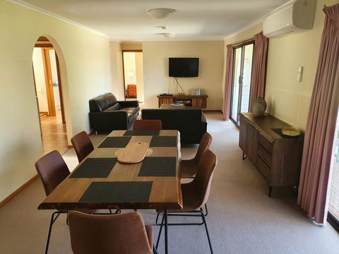 Annies Holiday Units - Accommodation Rockhampton 0