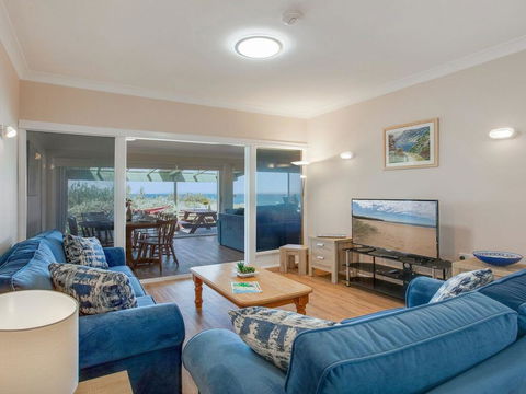 Antonio's Paradise - Spectacular Views Over Warrain Beach - Accommodation Rockhampton 2