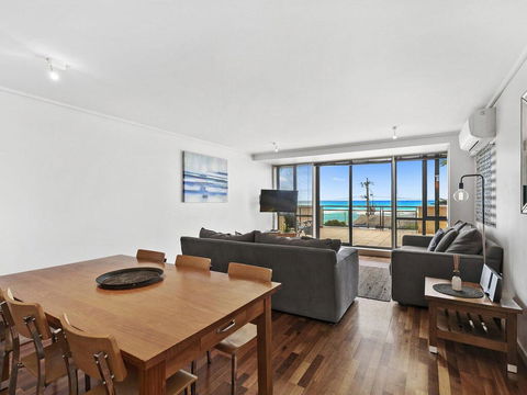 APARTMENT 12 PACIFIC APARTMENTS- Across From The Pier - Accommodation Rockhampton 1
