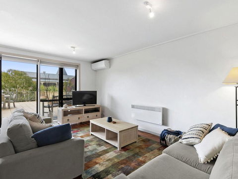 APARTMENT 23 PACIFIC APARTMENTS - Sit On The Deck And Soak In The View - Accommodation Rockhampton 3