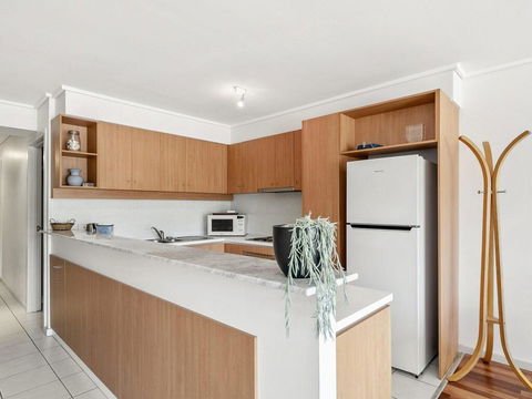 APARTMENT 23 PACIFIC APARTMENTS - Sit On The Deck And Soak In The View - Accommodation Rockhampton 2