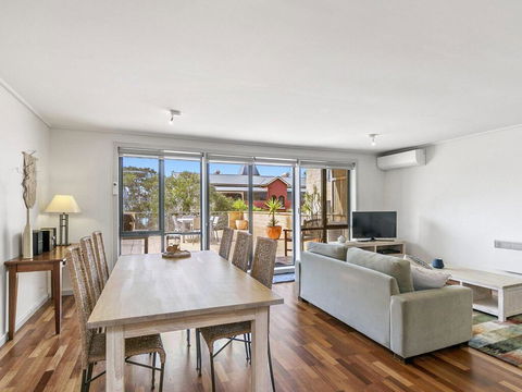 APARTMENT 23 PACIFIC APARTMENTS - Sit On The Deck And Soak In The View - Accommodation Rockhampton 1