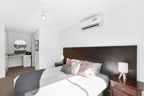 APOLLO 13 STUDIO - Free Wifi, Opposite Beach! - Accommodation Rockhampton 1