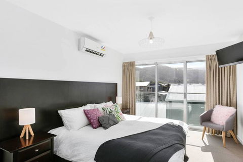 APOLLO 13 STUDIO - Free Wifi, Opposite Beach! - Accommodation Rockhampton 0