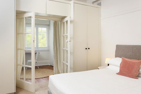 Art Deco Oasis Minutes From The City - Accommodation Rockhampton 1