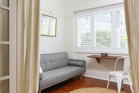 Art Deco Oasis Minutes From The City - Accommodation Rockhampton 2