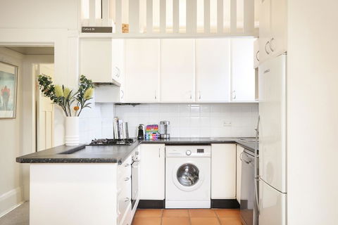Art Deco Oasis Minutes From The City - Accommodation Rockhampton 3